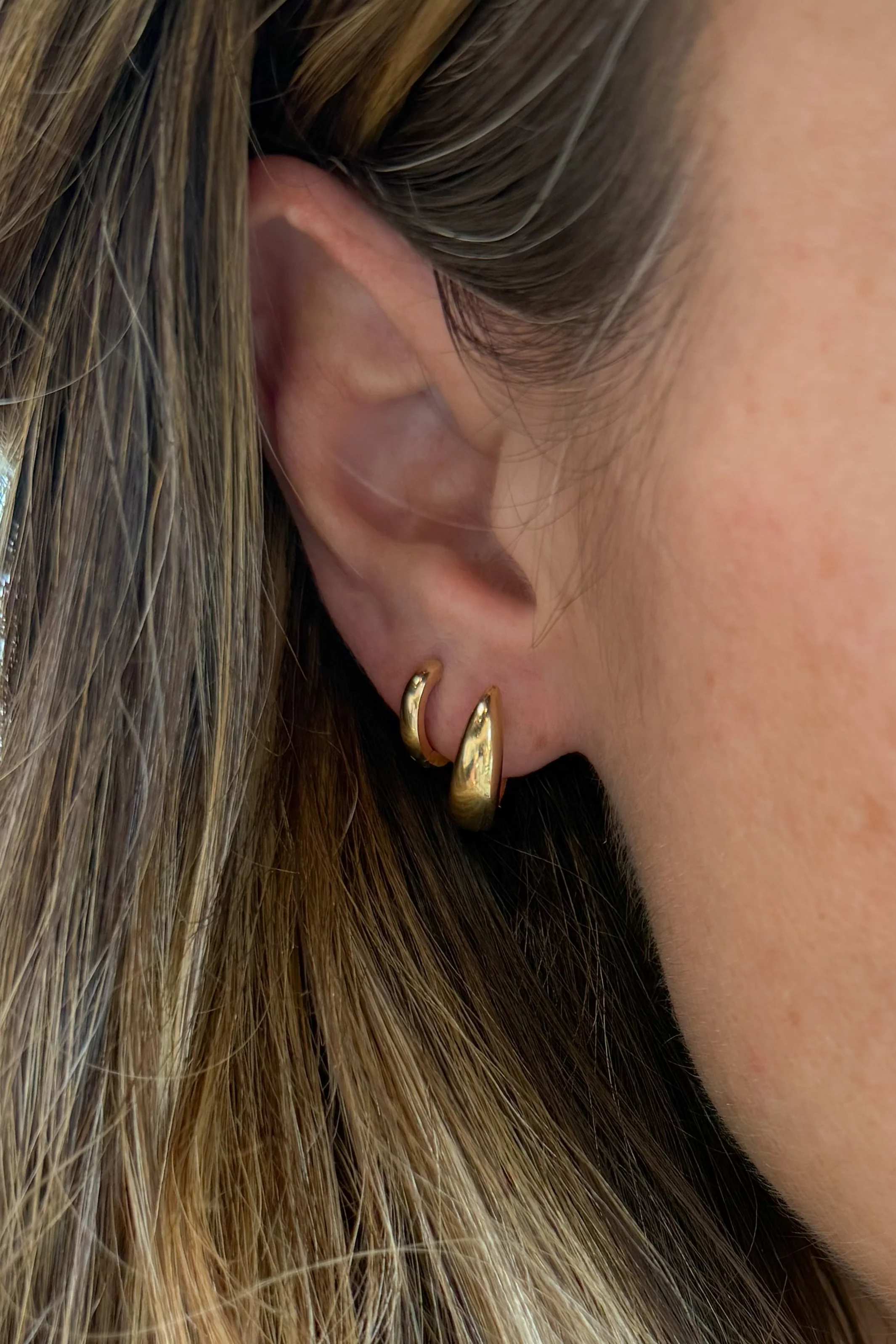Chunky Graduated Huggie Hoop Earring - Image 2