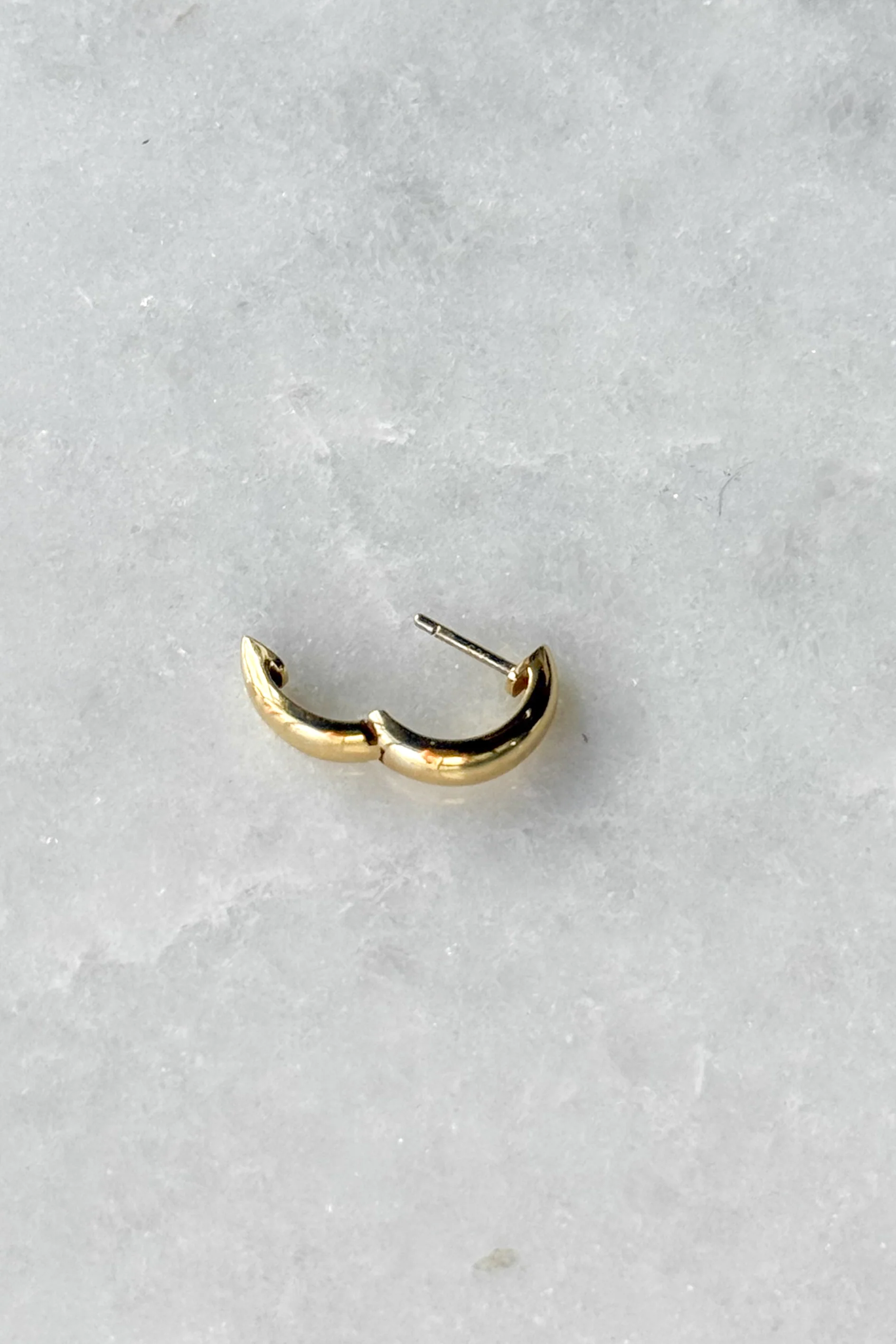 Chunky Graduated Huggie Hoop Earring - Image 7
